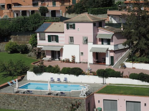 Property building, Facade/entrance, Garden, Balcony/Terrace, Pets, Garden view, Pool view, Swimming pool
