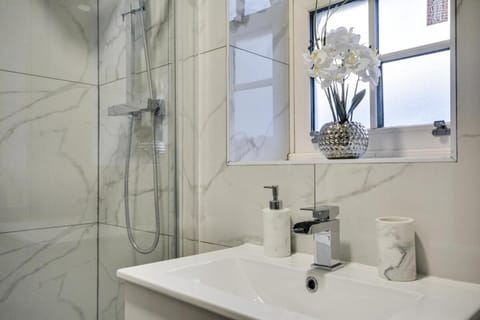 Spacious Two bedroom In Orrell with Free Parking Apartment in Wigan