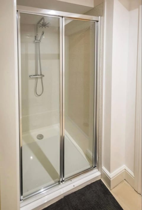 Guest home 10 Bed bunkhouse Apartment in Merthyr Tydfil