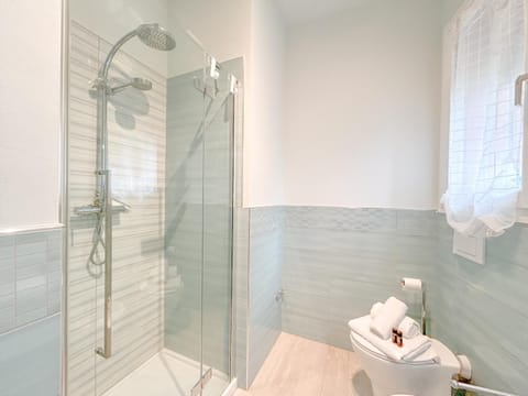 Shower, Bathroom, towels