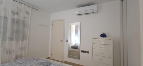 Bedroom, air conditioner