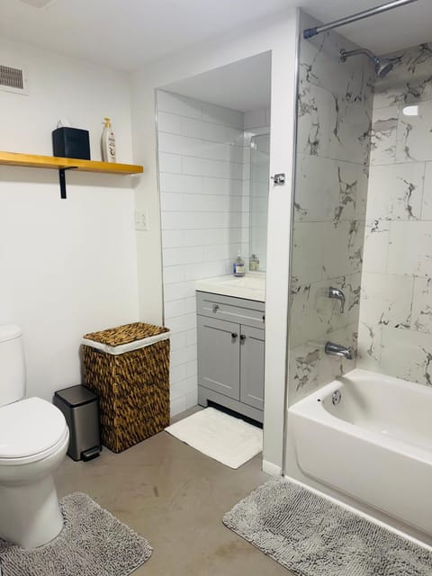 Shower, Toilet, Bathroom, Bath, towels