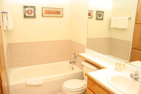 Pinecreek #I - 4 BR - Private Hot Tub - Close to Town - Shuttle to Slopes Casa in Breckenridge