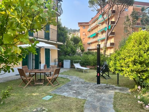 Property building, Day, Garden, Seating area, Dining area, sunbed