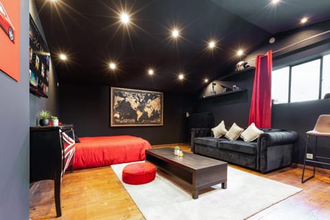 Bed, TV and multimedia, Living room, Photo of the whole room, Bedroom