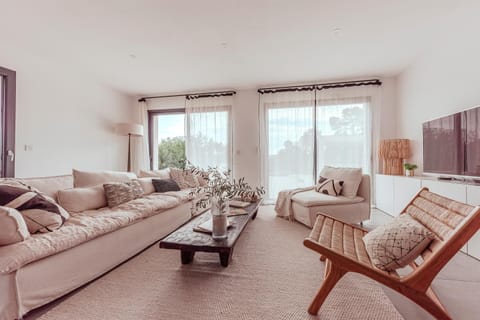 Communal lounge/ TV room, Living room, Seating area