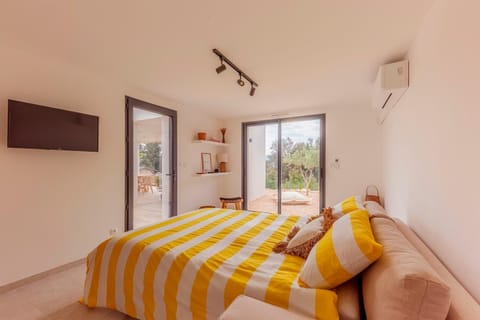 Photo of the whole room, Bedroom