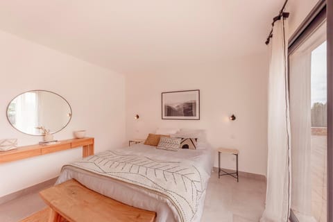 Photo of the whole room, Bedroom