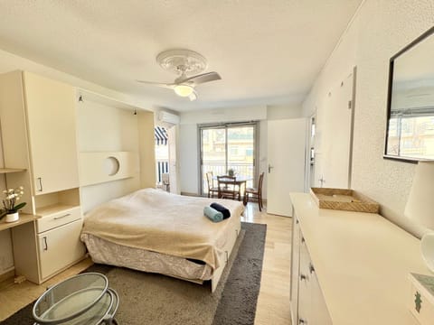 Le Doris , studio climatisé proche bord de mer Apartment in Antibes