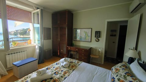 Photo of the whole room, Bedroom, air conditioner