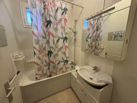 Bathroom, Bath, towels