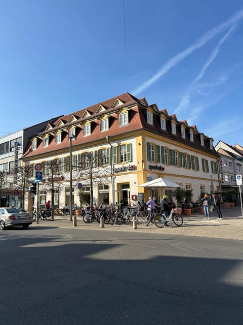 Restaurant/places to eat, Location