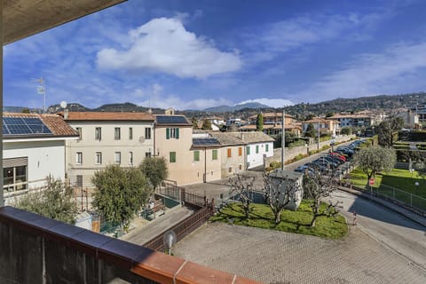 Day, Neighbourhood, Natural landscape, City view, Mountain view, Street view