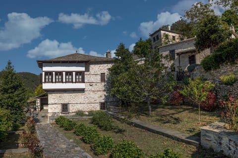 Patio, Facade/entrance, Spring, Day, Garden, On site, Garden view, Mountain view