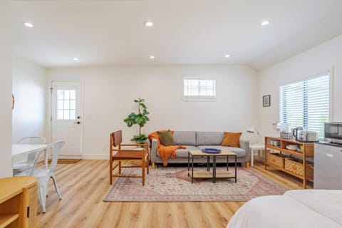 Bed, Kitchen or kitchenette, Living room, Photo of the whole room, Seating area, Dining area, Bedroom