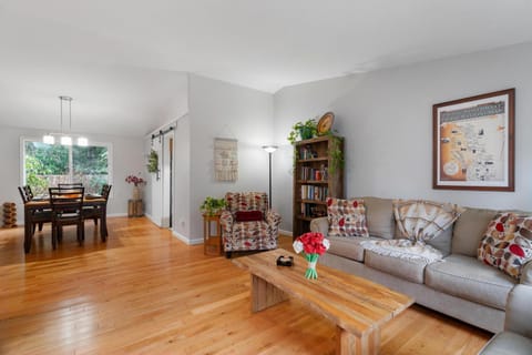 Large Family-Friendly Home on NW Side - Dogs OK House in Olympia