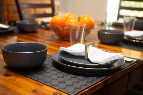 Large Family-Friendly Home on NW Side - Dogs OK House in Olympia