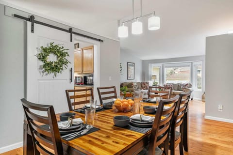 Large Family-Friendly Home on NW Side - Dogs OK House in Olympia