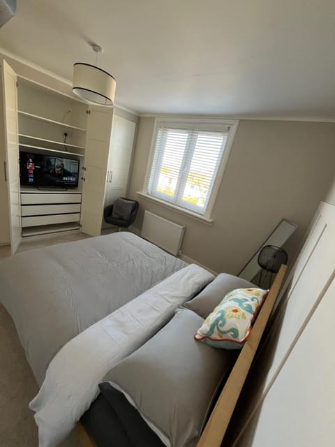 Bed, TV and multimedia, Bedroom, wardrobe