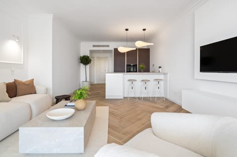 TV and multimedia, Kitchen or kitchenette, Living room, Seating area