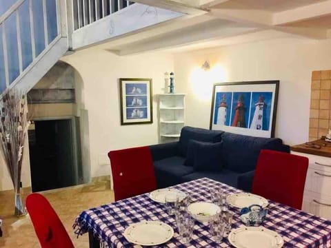 Old Town, 2 bedrooms, 1 living room, mezzanine with bed Apartment in Menton