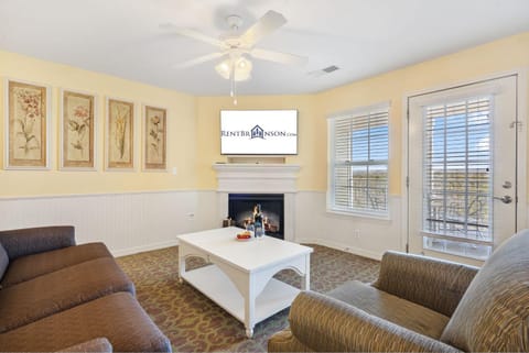 Large 2 Bed Condo w Beautiful Deck Views-Free Attraction Tickets-Table Rock Lake Access House in Kimberling City