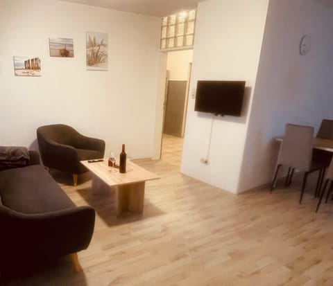 TV and multimedia, Living room, Evening entertainment