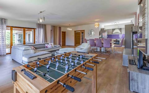 TV and multimedia, Kitchen or kitchenette, Living room, Seating area, Dining area