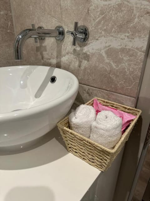 Modern, newly built 2 bedroom bungalow with free parking, sleeps 6 Apartment in Hereford