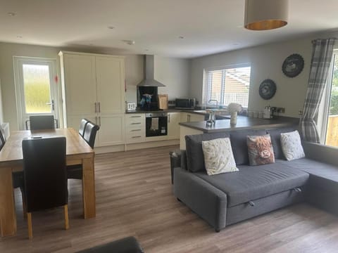 Modern, newly built 2 bedroom bungalow with free parking, sleeps 6 Apartment in Hereford