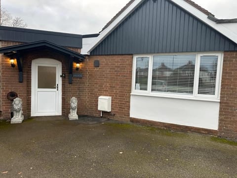 Modern, newly built 2 bedroom bungalow with free parking, sleeps 6 Apartment in Hereford