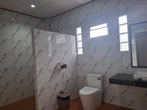 Tree Tops River Huts Resort in Khlong Sok