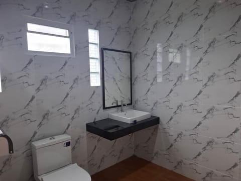 Tree Tops River Huts Resort in Khlong Sok