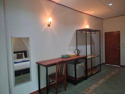 Tree Tops River Huts Resort in Khlong Sok