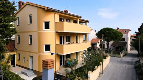 Property building, Patio, Day, Neighbourhood, Street view