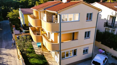 Property building, Patio, Day, Neighbourhood, Street view, Location, Parking