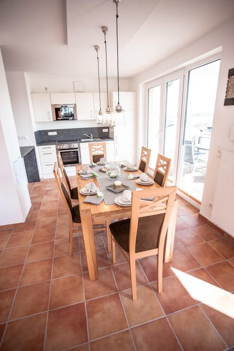 Kitchen or kitchenette, Seating area