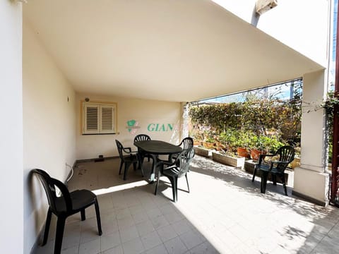 Patio, Day, Garden, Balcony/Terrace, Dining area