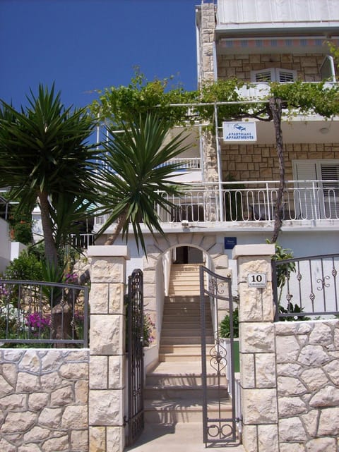 Facade/entrance