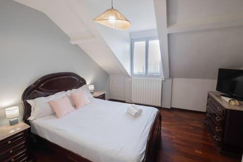 Bed, TV and multimedia, Photo of the whole room, Bedroom