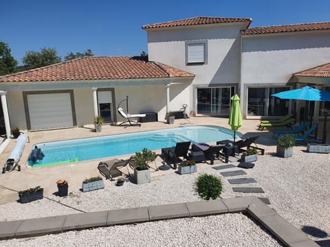 Patio, Swimming pool, sunbed