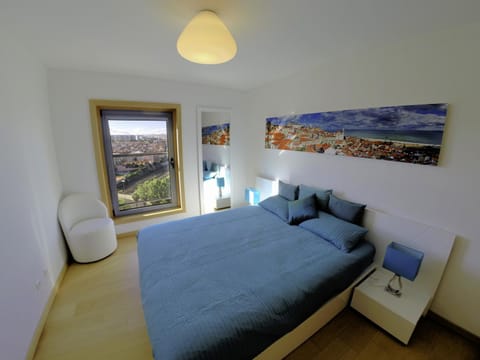 Bedroom, City view