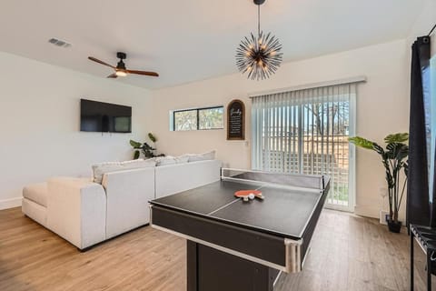 Communal lounge/ TV room, TV and multimedia, Living room, Seating area, Evening entertainment