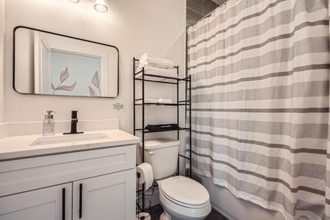 Luxury Downtown Oasis, Pool Table, Near Riverwalk House in San Antonio