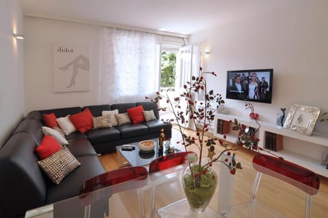 TV and multimedia, Living room, Seating area, Evening entertainment