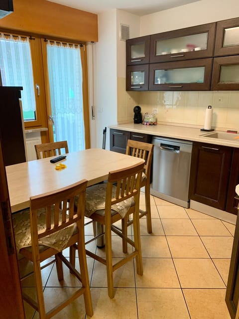 TV and multimedia, Kitchen or kitchenette, Dining area, dishwasher, oven