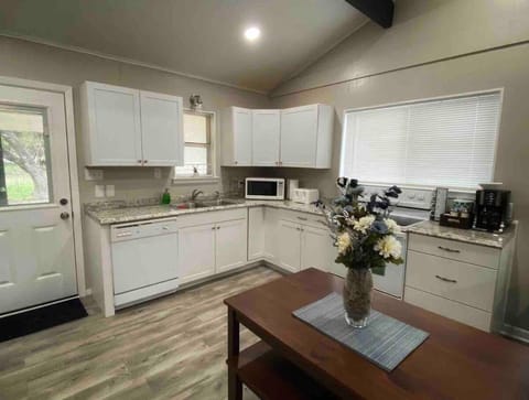 Coffee/tea facilities, Kitchen or kitchenette, Dining area, dishwasher, oven, stove, toaster