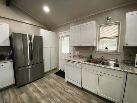 Kitchen or kitchenette, dishwasher