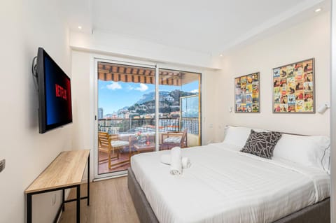 Bed, TV and multimedia, Photo of the whole room, Bedroom