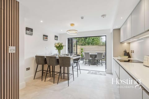 Kitchen or kitchenette, Seating area, Dining area